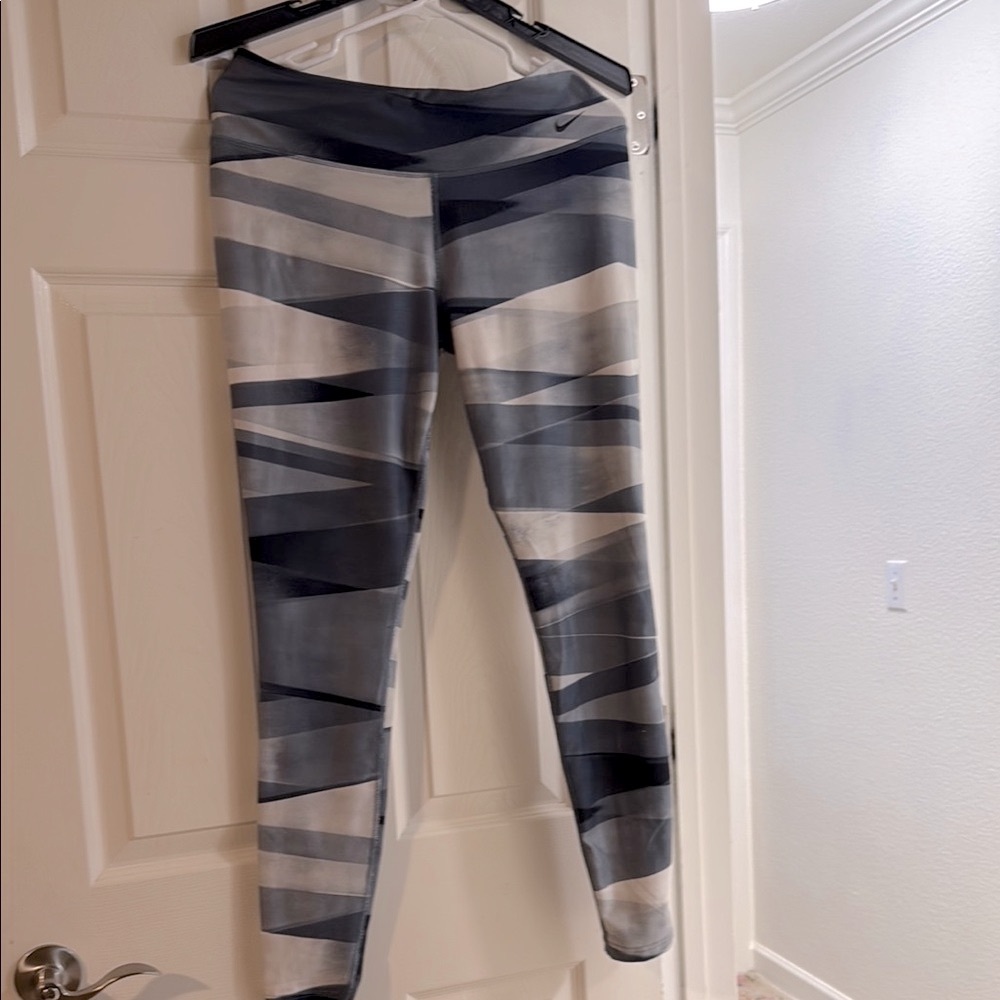 Nike Gray and Black Abstract Leggings for Dynamic Workouts